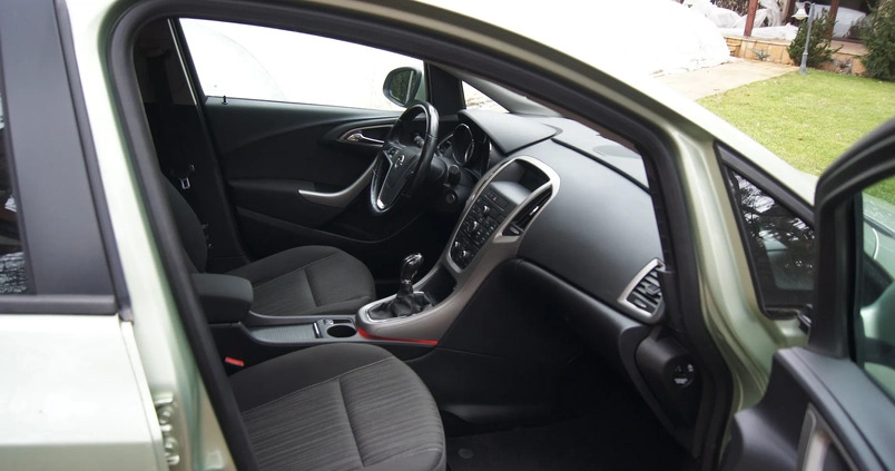 Opel Astra cena 26900 przebieg: 136000, rok produkcji 2011 z Kałuszyn małe 379